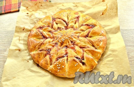 Отправить пирог-цветок в разогретую до 180 градусов духовку на 30 минут.

