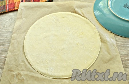 Используя в качестве трафарета тарелку (или крышку), вырезать круг. У меня получился круг диаметром 22 см.