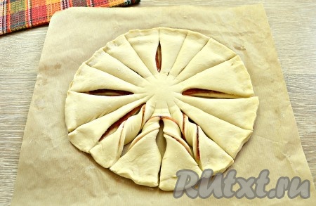 Взять два соседних лепестка и провернуть их 2 раза навстречу друг другу (как на фото).