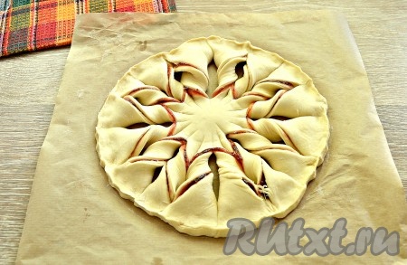 Поступаем аналогично с оставшимися лепестками. Концы лепестков скрепить между собой. Получается вот такой пирог-цветок.

