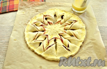 Взбить яйцо вилкой и смазать им поверхность пирога. Затем присыпать кунжутом. Кстати, кунжут можно заменить маком.

