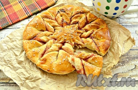 Пирог, приготовленный из слоёного дрожжевого теста с джемом, получился и вкусным, и красивым! Его не нужно нарезать, ведь лепестки прекрасно отделяются друг от друга.