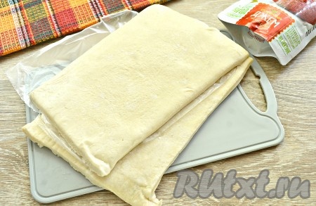 Слоёное дрожжевое тесто разморозить при комнатной температуре. У меня на размораживание ушло 1,5 часа. Тесто должно стать в меру мягким.