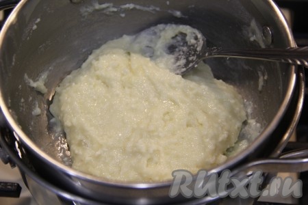 Массу готовить на водяной бане, примерно, минут 7-10, постоянно перемешивая. Масса начнёт плавиться и станет тягучей.