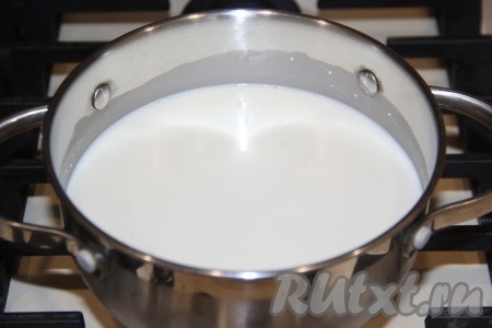 Поставить кастрюлю с творожно-молочной массой на средний огонь, периодически помешивая, довести массу до кипения, убавить огонь до минимума. Варить массу, примерно, 3 минуты, творог начнёт плавиться.