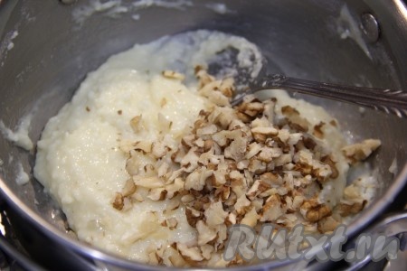 Орехи крупно порубить и добавить в расплавившуюся творожную массу.
