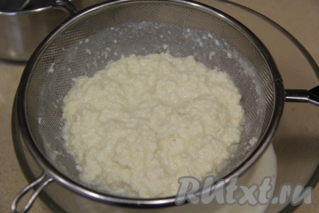 Откинуть массу на дуршлаг.