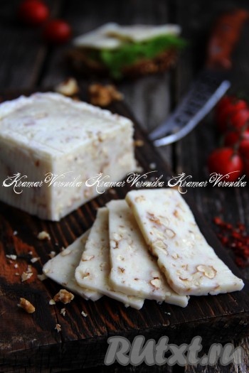 Сыр с грецкими орехами получается очень нежным, вкусным, он отлично режется. Его можно использовать для приготовления бутербродов или подать в виде закуски. Приготовьте ореховый сыр в домашних условиях и насладитесь его вкусом!