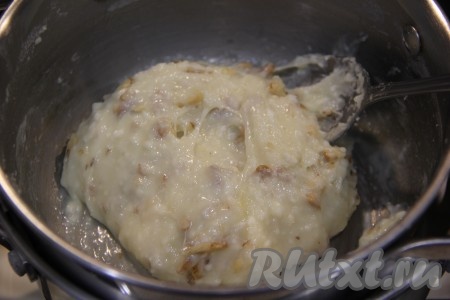 Тщательно перемешать массу с грецкими орехами. Масса получится тягучей и однородной, творожных крупинок не будет!