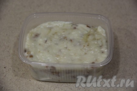 Снять кастрюлю с водяной бани, дать немного остыть. Тёплую массу переложить в пластиковый контейнер и закрыть крышкой. Сыр с грецкими орехами, приготовленный в домашних условиях, поставить в холодильник на сутки.