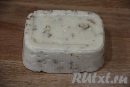 Готовый сыр извлечь из контейнера, он прекрасно держит форму. 