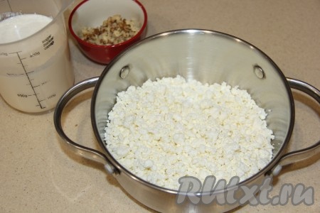 Творог выложить в кастрюлю (лучше всего подойдёт кастрюля с антипригарным покрытием или с толстым дном).  
