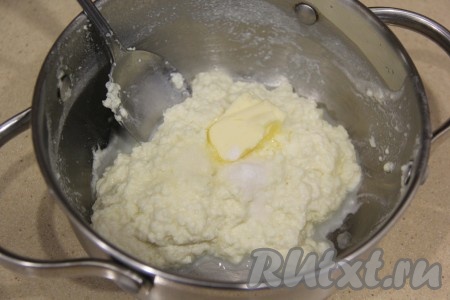 Дать стечь жидкости и переложить массу в кастрюлю, добавить масло, перемешать.