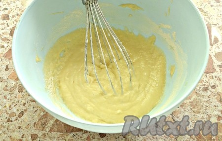 Перемешать содержимое миски венчиком. Тесто должно получиться густым и вязким.