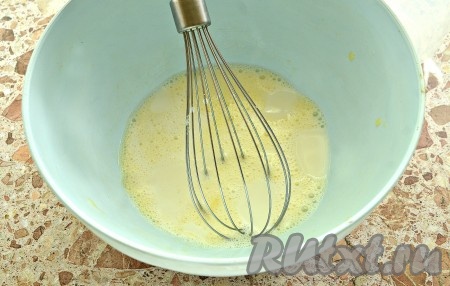 Влить тёплое свежее молоко к яйцу, добавить сахар (количество сахара можно сократить по своему вкусу и исходя из сладости банана) и щепотку соли, перемешать венчиком до получения однородной смеси (в течение 30-40 секунд).