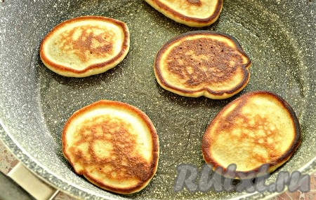 Поверхность сковороды смазать маслом, разогреть хорошо, а затем по 1 столовой ложке выкладывать тесто в виде оладий. Жарить банановые оладушки, накрыв сковороду крышкой, на среднем огне, примерно, по 1 минуте с каждой стороны (до румяности с обеих сторон). Готовые оладьи переложить на тарелку, а из оставшегося теста пожарить все оладушки. Из предложенного количества ингредиентов у меня получилось 8 банановых оладий.