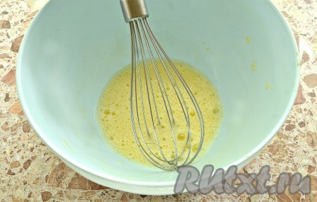 В миску разбить куриное яйцо и взбить его венчиком в течение 1 минуты.