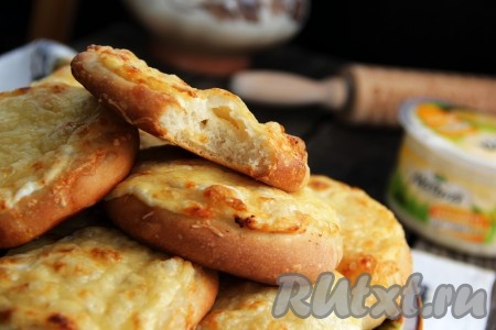 Вот такие шаньги с начинкой из творога и сыра получились в разрезе. Уверена, такая аппетитная, сытная выпечка придётся по вкусу всей семье!