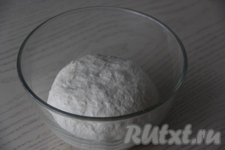 Замесить мягкое и нежное тесто, выложить его в миску, заранее смазанную растительным маслом. Миску с тестом накрыть пищевой плёнкой и поставить в тепло на 1 час.
