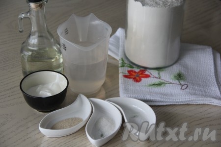 Подготовить продукты для замешивания теста для шанег.
