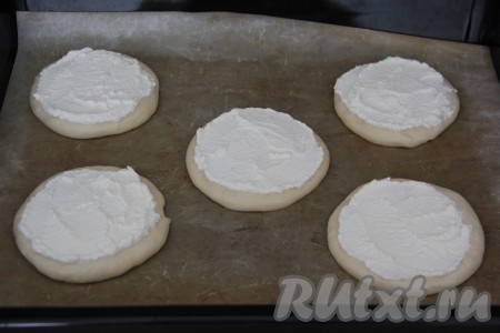 Выложить творожную массу на тесто и распределить по всей поверхности.
