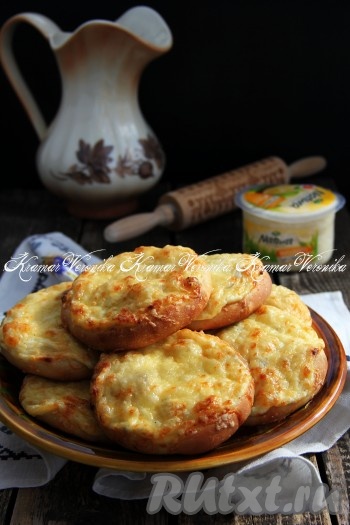 Подать шаньги в горячем виде к столу.

