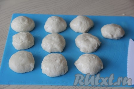 Тесто выложить на силиконовый коврик. Оно будет слегка липкое, разделить на 10 частей.

