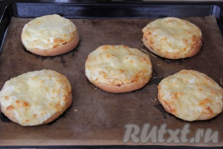 Выпекать шаньги с творогом и сыром в разогретой духовке минут 20 при температуре 200 градусов.