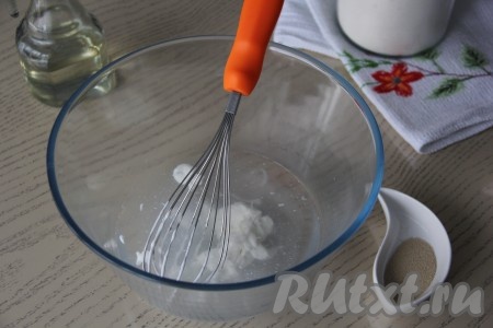 Воду подогреть до 40 градусов, вылить в миску, удобную для замешивания теста, добавить соль, сметану и сахар, перемешать венчиком.