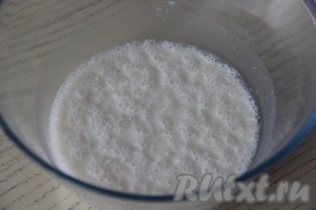 На поверхности дрожжевой смеси по истечении 20 минут появится пышная шапочка.