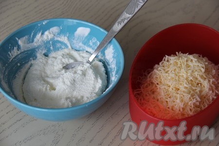 Сыр для начинки натереть на мелкой тёрке. В творог добавить сметану и пробить творожную массу до однородности погружным блендером. 