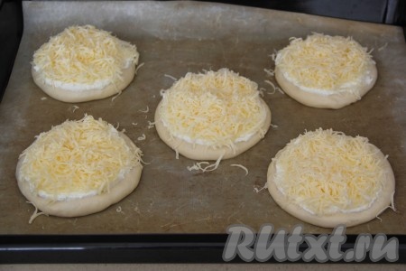 Шаньги с творогом присыпать сыром.
