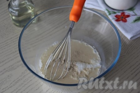 Всыпать сухие дрожжи. Перемешать и оставить на 20 минут.

