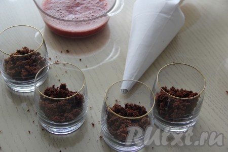 В стаканы выложить часть бисквита. Можно бисквит раскрошить в крошку (или нарезать на кубики).