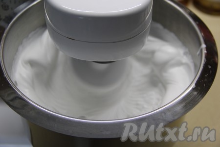 Сливки для взбивания должны охладиться в холодильнике не менее 5 часов. Лучше, если холодной будет и посуда для взбивания (чаша и венчик), достаточно будет поместить их на 20-30 минут в холодильник. Влить сливки в чашу миксера и взбивать около 1 минуты на первой скорости миксера. Сливки немного увеличатся в объёме и начнут густеть. Продолжая взбивать, постепенно всыпать сахарную пудру. Взбивать сливки на первой скорости миксера до стойких пиков (на это потребуется, примерно, 4 минуты). Можно вместо сливок для взбивания использовать специальный крем на растительных жирах, который тоже продаётся в супермаркетах (но будьте внимательны, в состав этого крема уже входит сахар, поэтому в процессе взбивания сахарную пудру добавлять не нужно). Взбитые сливки выложить в кулинарный мешок с фигурной насадкой.