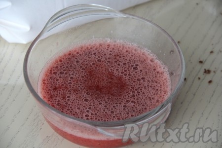 Свежую клубнику вымыть, перебрать, удалить чашелистники. Я для ягодного пюре использовала замороженную клубнику, ягоды предварительно нужно разморозить. Пробить свежие (или размороженные) ягоды клубники погружным блендером до однородной массы, по желанию, можно добавить сахар (я не добавляла).