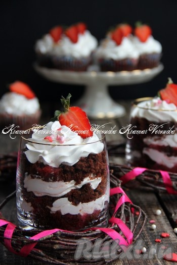 Украсить наивкуснейшие шоколадные трайфлы в стаканчиках свежими ягодами клубники и можно подавать к столу. Вот такой красивый десерт получился.