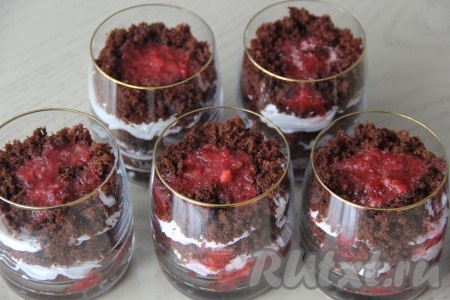 Таким образом выложить десерт слоями, заполняя весь стакан.&nbsp;

