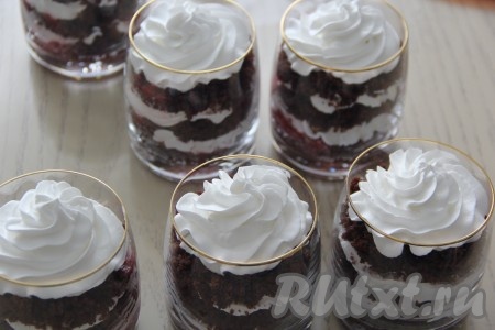 Верх десерта украсить шапкой из сливок. Поставить шоколадные трайфлы с клубникой в холодильник на пару часов. У меня получилось 6 стаканов объёмом 200 мл.
