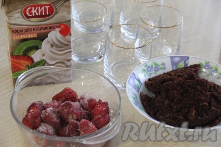 Для начала замесим тесто для бисквита, для этого в миске нужно соединить молоко, растительное масло, уксус, яйцо и растопленное сливочное масло, перемешать молочно-масляную смесь венчиком. В отдельной достаточно глубокой миске нужно соединить сахар, какао, соду, муку, ванильный сахар, соль, перемешать тщательно венчиком смесь сухих ингредиентов, а затем добавить молочно-масляную смесь, перемешать тесто венчиком. Тесто для бисквита должно получиться однородным и не очень густым. Выложить тесто в любую форму, застеленную пергаментом, и выпекать бисквит до сухой зубочистки при температуре 200 градусов (я выпекала 20 минут в разъёмной форме диаметром 22 см). Готовый бисквит остудить.