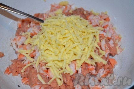 Сыр натереть на крупной тёрке, добавить к рыбному фаршу, тщательно перемешать.
