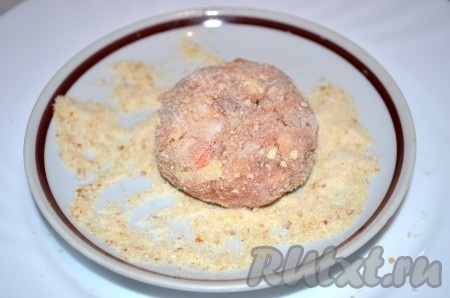 Сформировать рыбные котлеты, обвалять их со всех сторон в панировочных сухарях.
