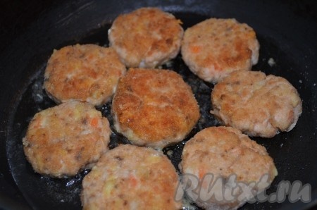 Обжаривать котлеты из горбуши с сыром по 3-4 минуты с каждой стороны на среднем огне. Затем добавить в сковороду немного воды и потушить котлеты под крышкой на минимальном огне минут 10.