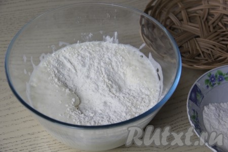Добавить к яйцам с сахаром небольшими порциями муку, разрыхлитель и аккуратно перемешать тесто лопаткой.
