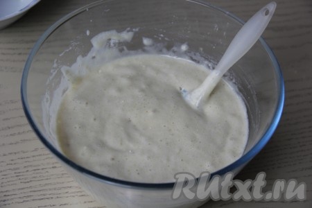 Добавить банановое пюре в тесто, аккуратно перемешать, чтобы тесто не осело. Тесто для панкейков получается очень воздушным и нежным.