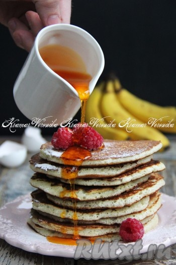 Вот так достаточно просто можно испечь вкусные, пышные, нежные и ароматные банановые панкейки без использования молока и кефира.