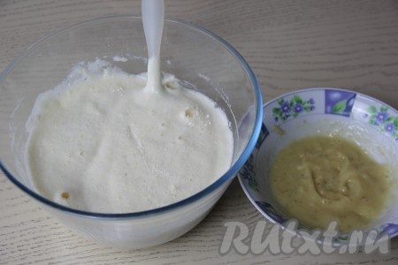 Банан почистить и пробить блендером в пюре.