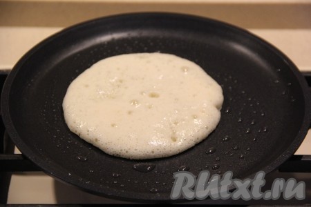 Сковороду хорошо разогреть. Я перед выпечкой смазывала сковороду кусочком сала. Выложить в центр разогретой сковороды 2 столовые ложки теста в виде панкейка.