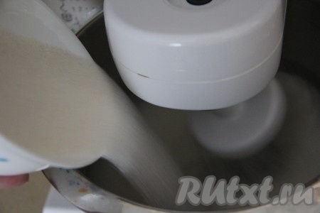 Всыпать сахар в пышную белковую пену и взбивать до стойких пиков.