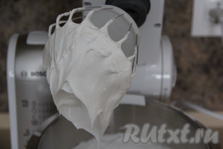 Белковая масса должна хорошо держать форму.